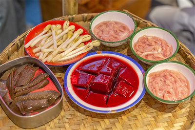 拈江湖鸭肠火锅与焖锅 一场麻辣与浓醇的双重奏