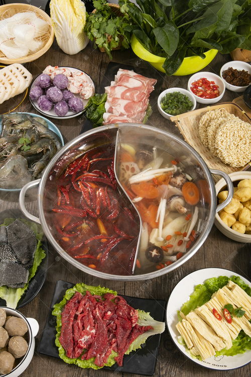 舌尖上的沸腾艺术 火锅与饮品的视觉盛宴